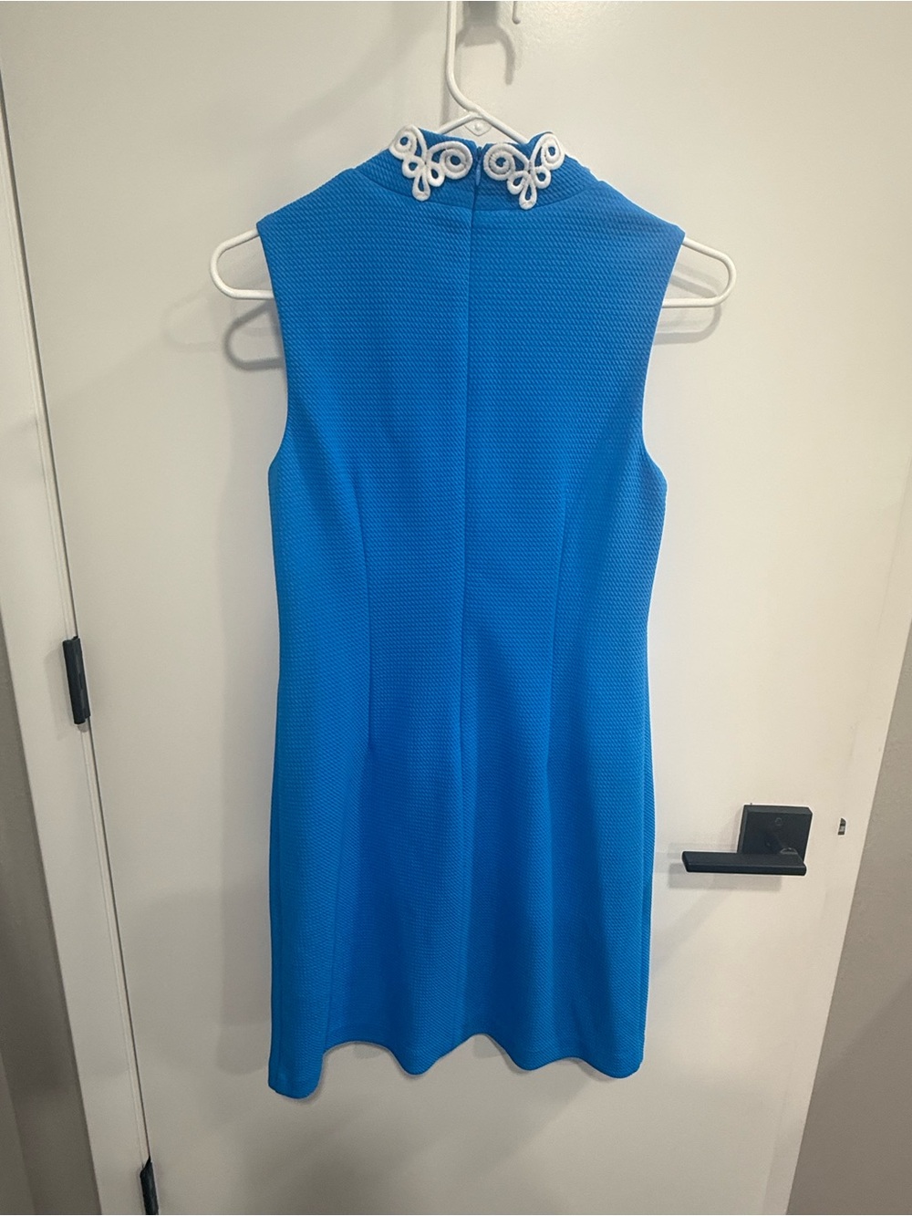 Vince Camuto Blue Sleeveless Shift Dress with White Embroidered Trim Size 4 - Picture 3 of 6